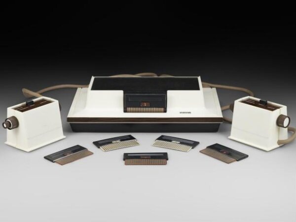 Magnavox Odyssey (1972) — первая домашняя игровая консоль: компактный корпус, механические контроллеры и система сменных игровых модулей