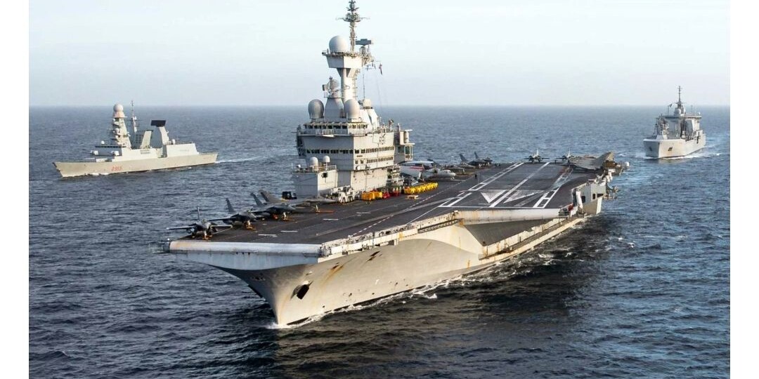 Франция выпутила в Атлантику свою авианосную баржу