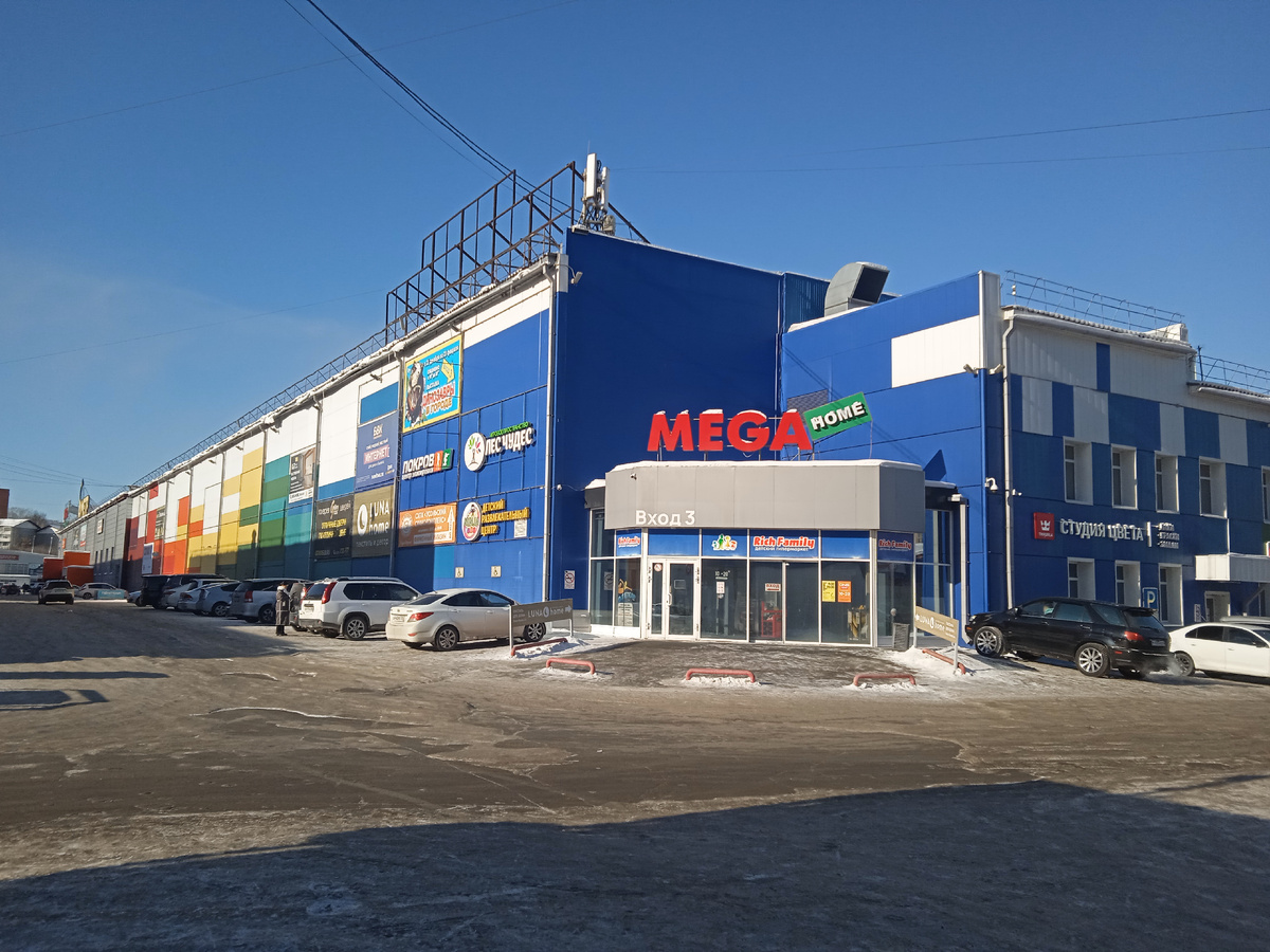 ТЦ Мега Хоум. С этой стороны я захожу туда чаще всего. Иногда моя цель магазины в ТЦ, а иногда я просто прохожу по его территории, чтобы попасть на остановку "Радиозавод". Все теплее чем по улице идти. 