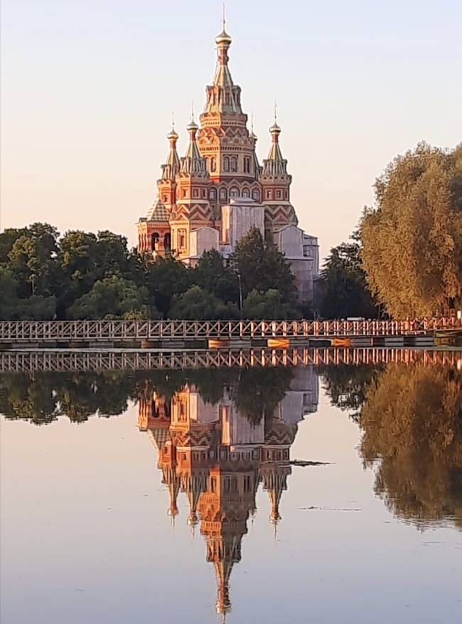 Да, человек, постигнув мудрость бытия, приходит к своей вере, и отражается тогда  его душа  с земли в небесной сфере. 