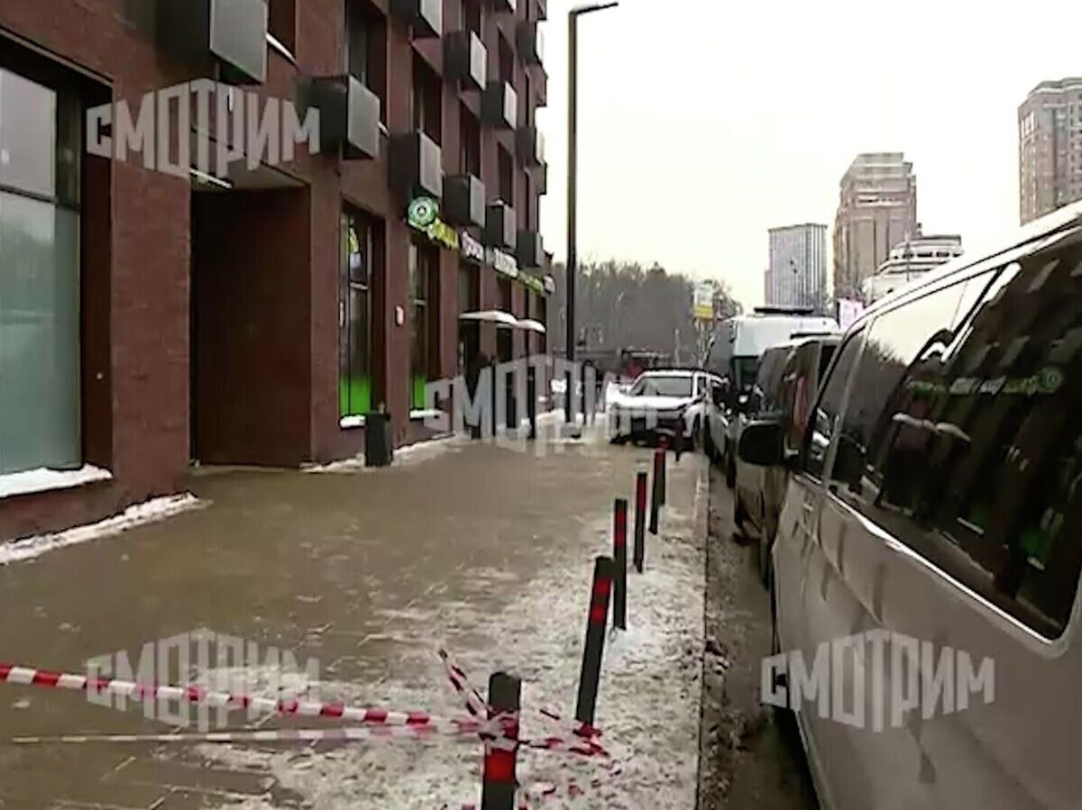    Кадры с места покушения на генерал-лейтенанта Минобороны России Владимира Алексеева | © Смотрим