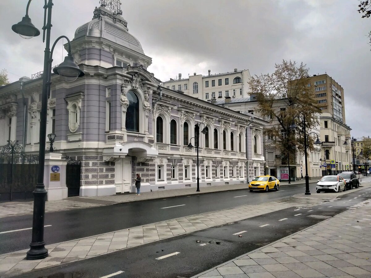 Появилась в конце XV — начале XVI века как часть старомосковской дороги на юг — в Рязань, Тулу и Серпухов. В те времена её называли Большой улицей.