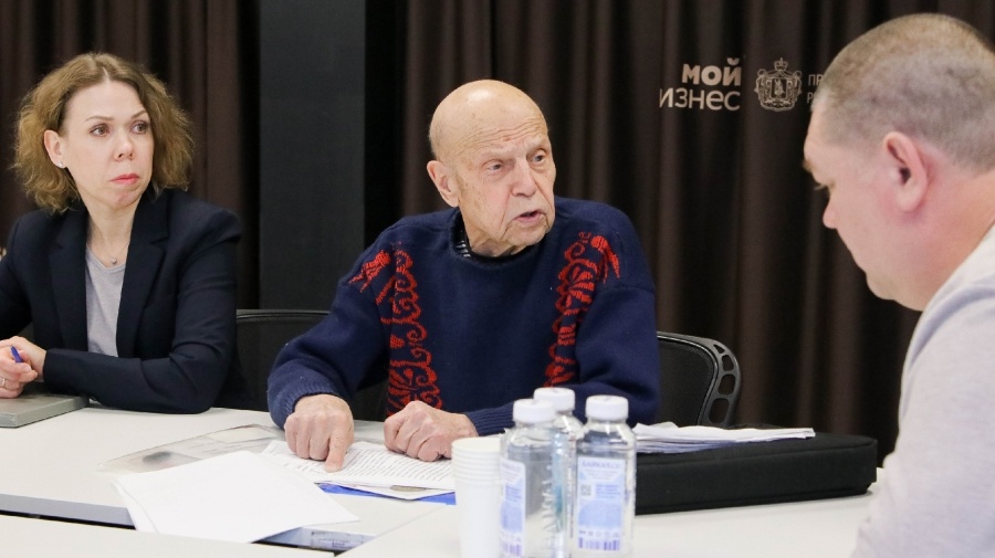 В.П. Колесников беседует с главным инженером компании «М.Тех» Евгением Макеевым