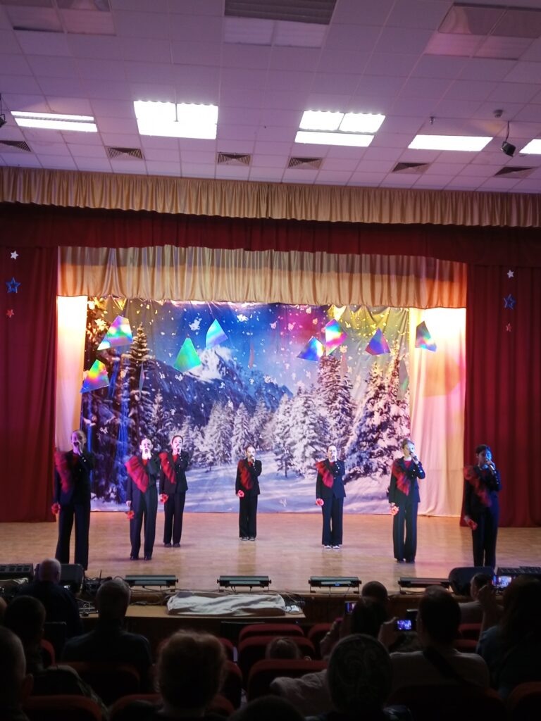      момент выступления вокального ан­самбля “Ассоль” Ирина