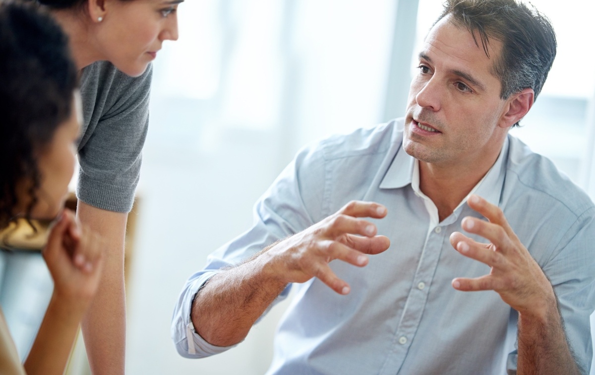    В исследовании были рандомизированные эксперименты: одинаковые скрипты продаж, менялись только движения рук, затем участники оценивали спикеров и продукт. Источник изображения: blog.benefits.me