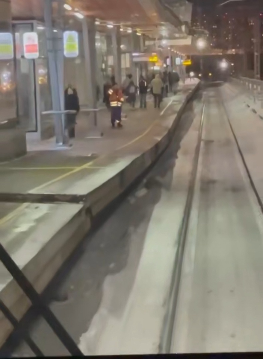 📸 1.1: Визуальная деформация/перепад на кромке платформы (ночной кадр).