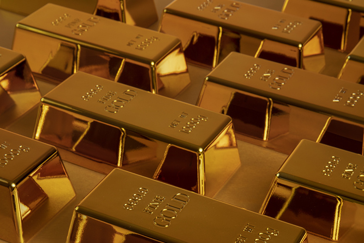    Золото, традиционно считавшееся защитным активом, также резко подешевело. В конце января 2026 года цена унции достигла рекордных $5626, однако к началу февраля упала ниже $5000, остановившись на уровне $4700. Такое снижение на 16-17% за несколько дней вызвало тревогу на рынках.   
Фото: ru.freepik.com