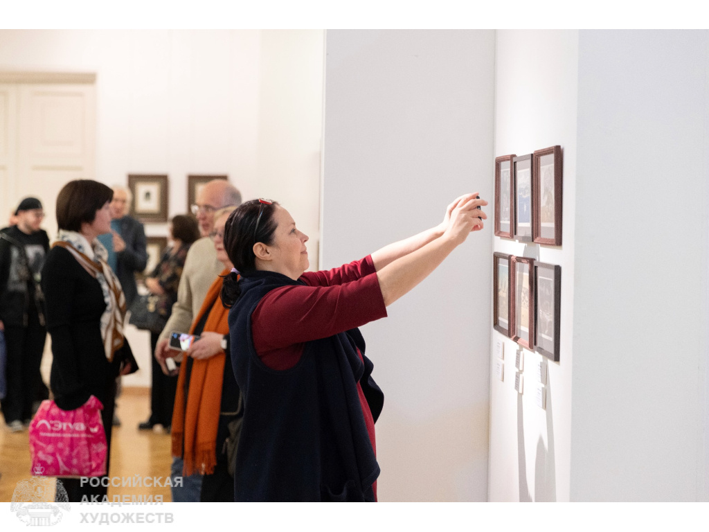 Гости групповой отчётной выставки Отделения графики РАХ «Графика-26» в Музейно-выставочном комплексе Российской академии художеств (Москва, Пречистенка, 19). Фото Виктора Берёзкина, пресс-служба РАХ. 2026.