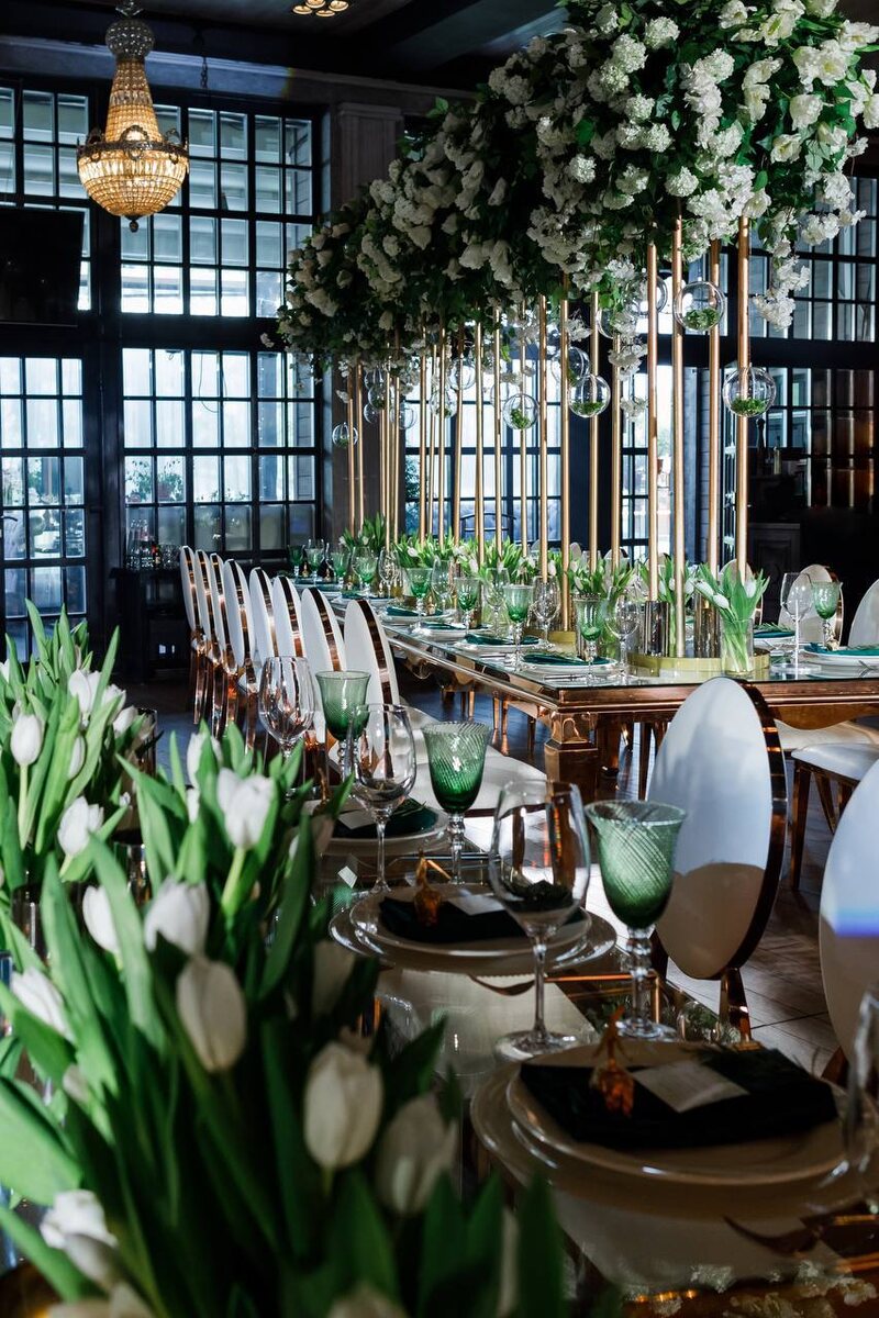 Оформление частного торжества хрустящими тюльпанами