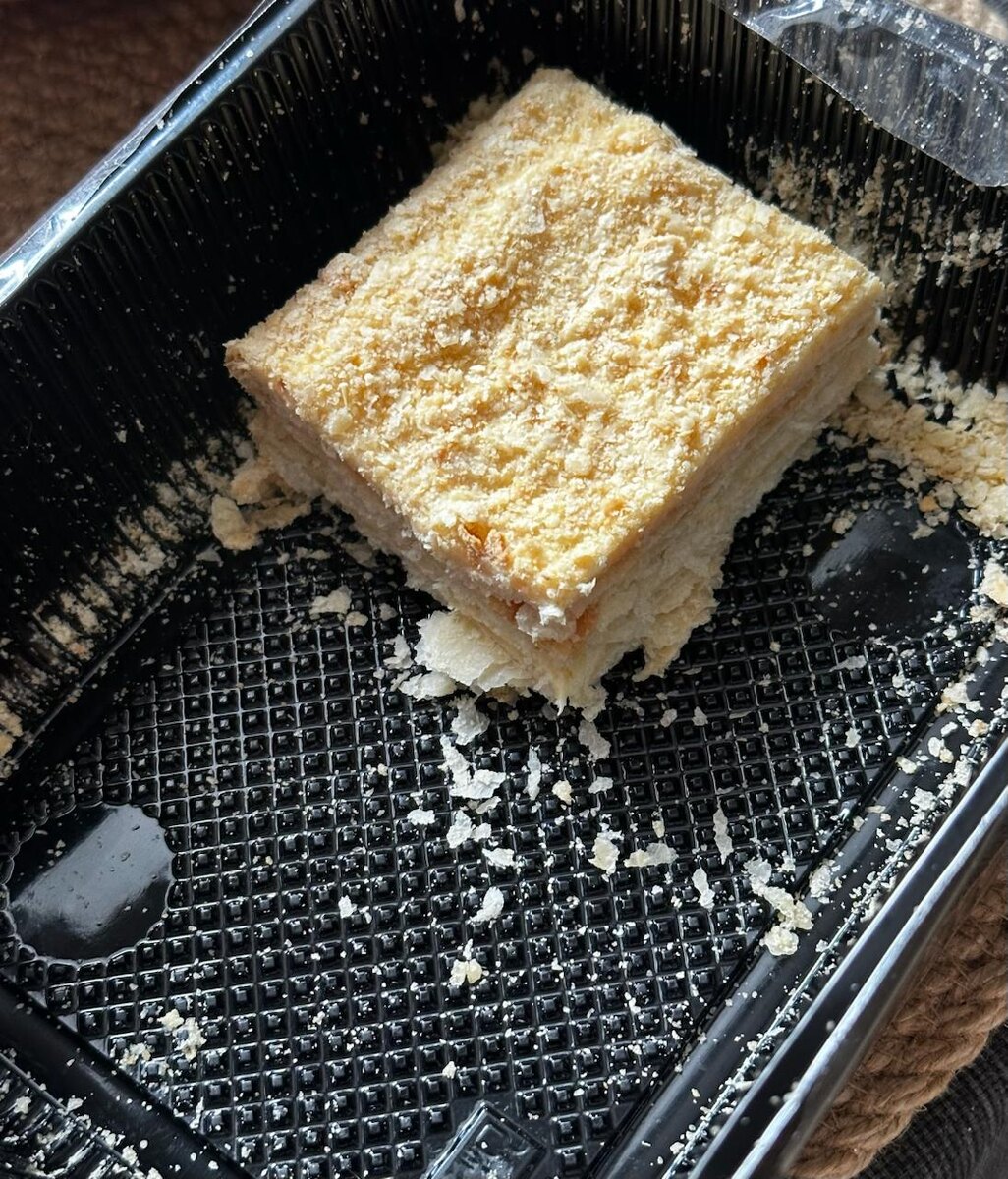 Тут у меня остался всего один кусочек, но "при открытии" упаковки торт по длине всего контейнера и в цельном виде (нарезаете сами)