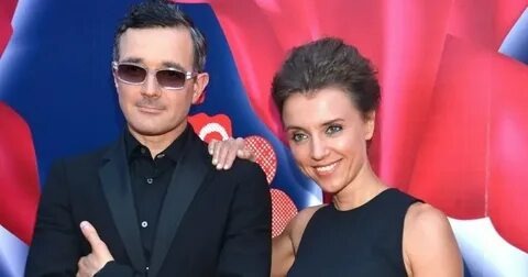 Двадцать лет они играли роль идеальных супругов так убедительно, что в этот спектакль поверила вся страна. Но за закрытыми дверями их особняка давно поселился холод.