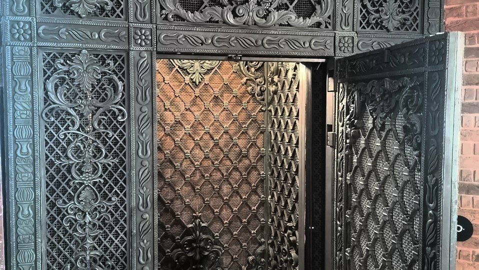 Лифт из прошлого в будущее: как классика в дизайне встречается с современными технологиями.