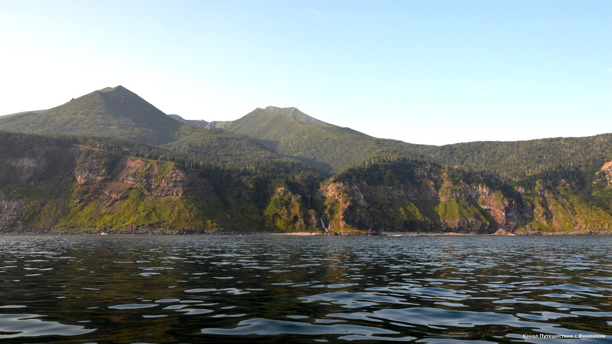 Южная оконечность Итурупа. Пролив Екатерины. Скалистый берег вулкана Берутарубе