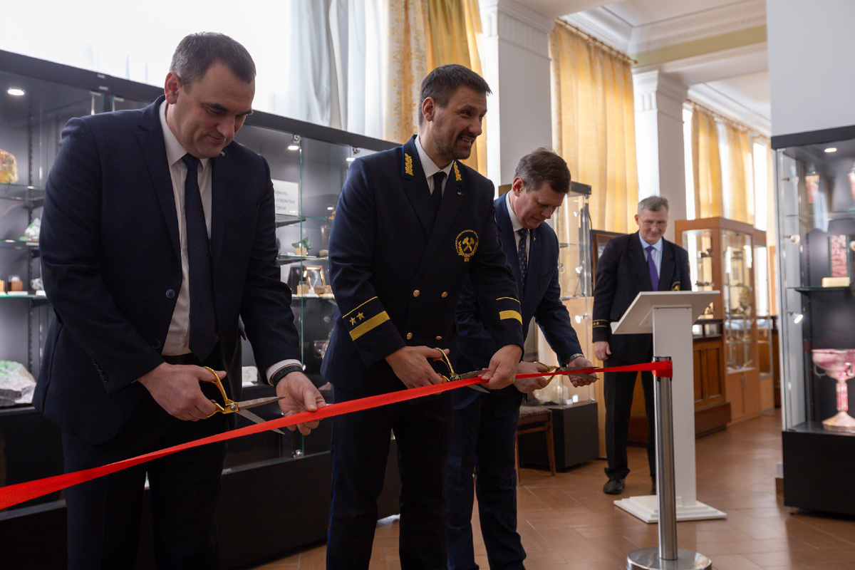 Ректор УГГУ и почетные гости университета на открытии выставки «Минералы, впервые открытые на Урале».