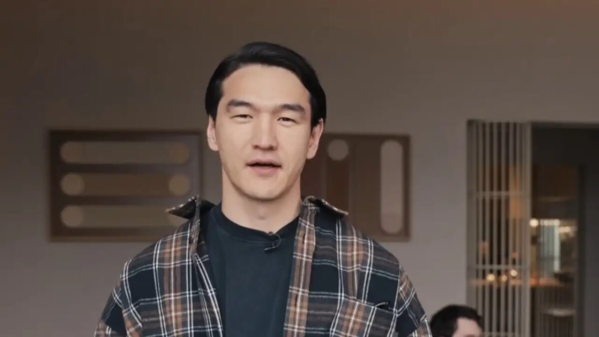    Стендап-комик Нурлан Сабуров. © YouTube / Нурлан Сабуров