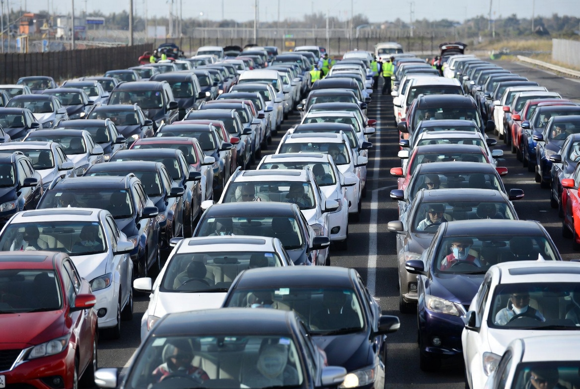 Эксперты сообщают, что на таможне со стороны Китая застряли сотни машин