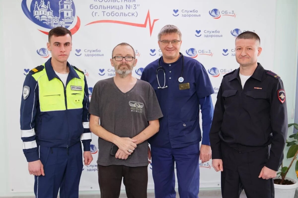    Тюменские полицейские и медики спасли замерзавшего водителя фуры