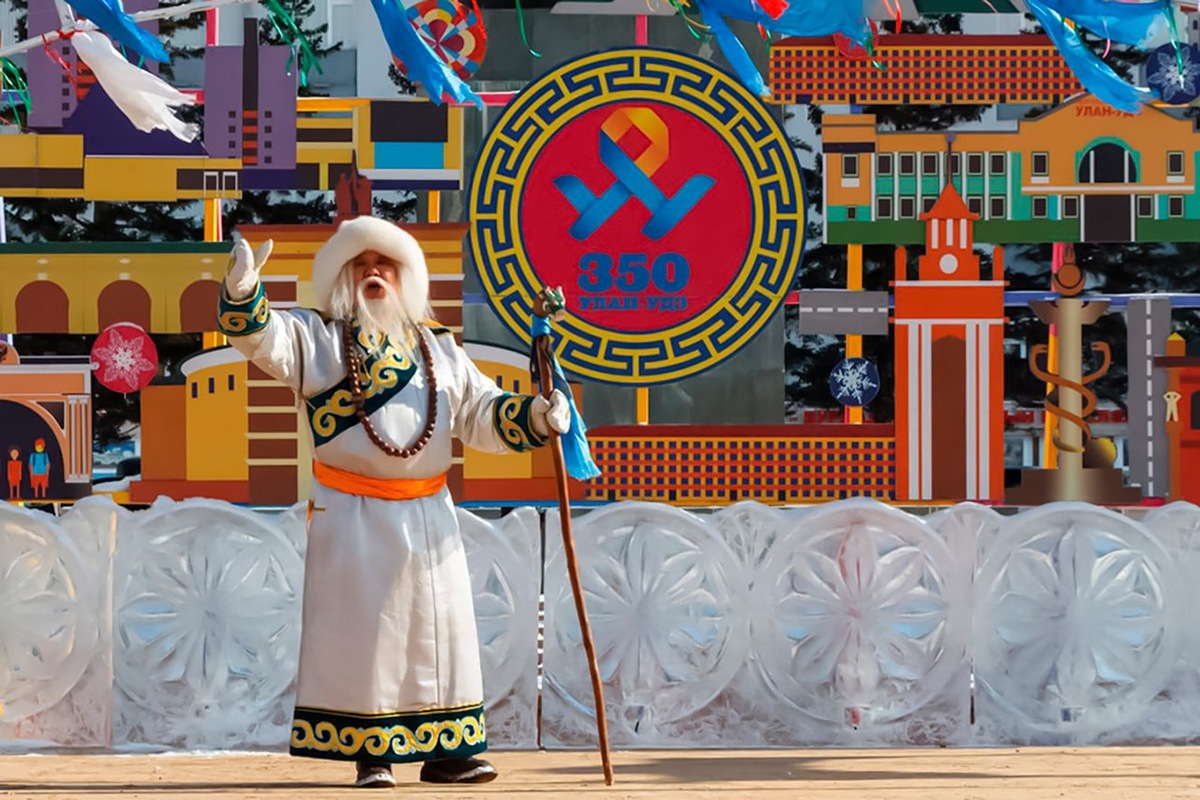    По свидетельствам путешественника Марко Поло, в XIII веке все действо сводилось к ношению белых одежд, подаче белой пищи и подношению белых даров правителю.