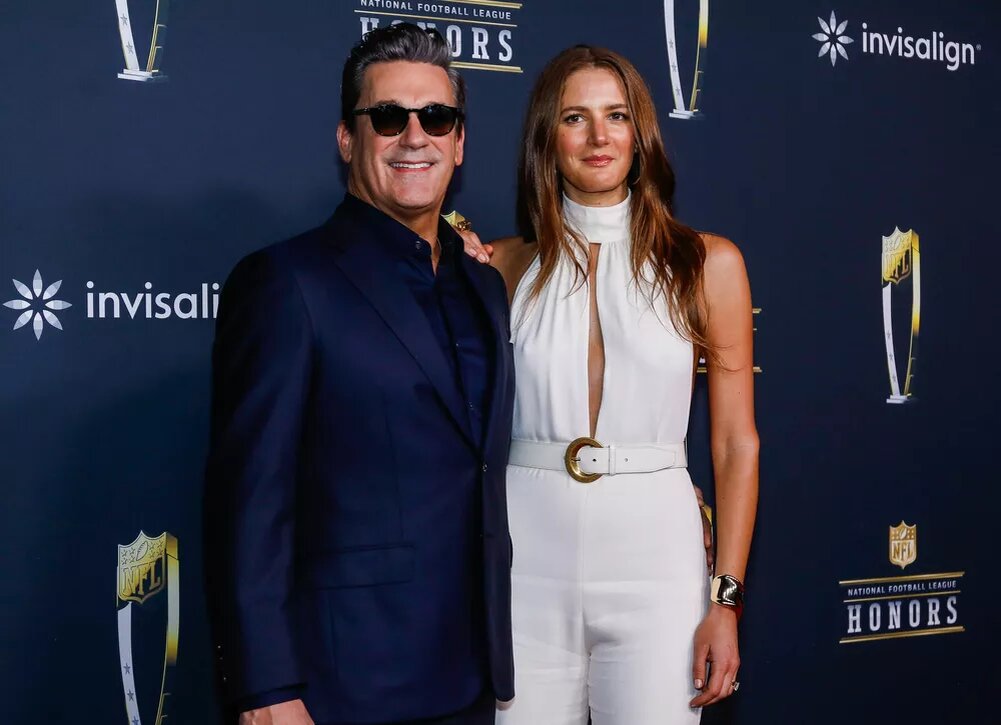    Редкий выход: Джон Хэмм с женой на ковровой дорожке