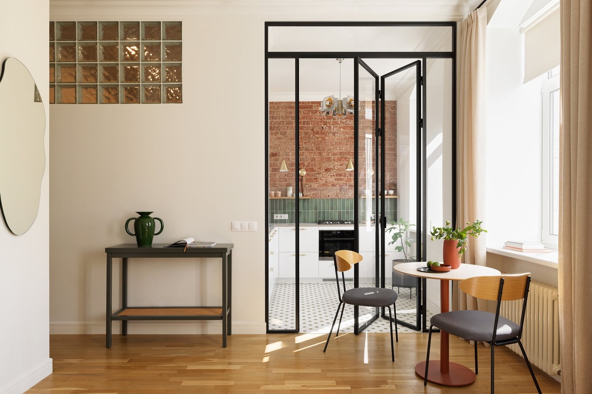 На фото: однушка 37 кв.м в г. Москве. Дизайнер: Анастасия Заркуа; стилист: Ольга Олейникова; фотограф: Максим Максимов