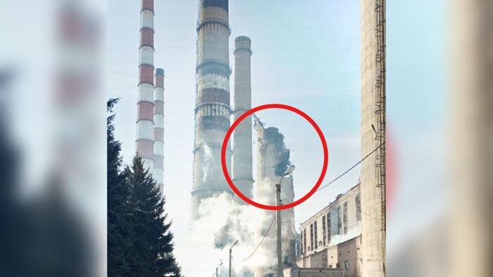 Труба Славянской ТЭС обрушилась после удара Армии России. Фото © «Изнанка»