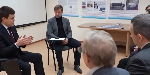     Губернатор Михаил Котюков встретился с молодыми исследователями