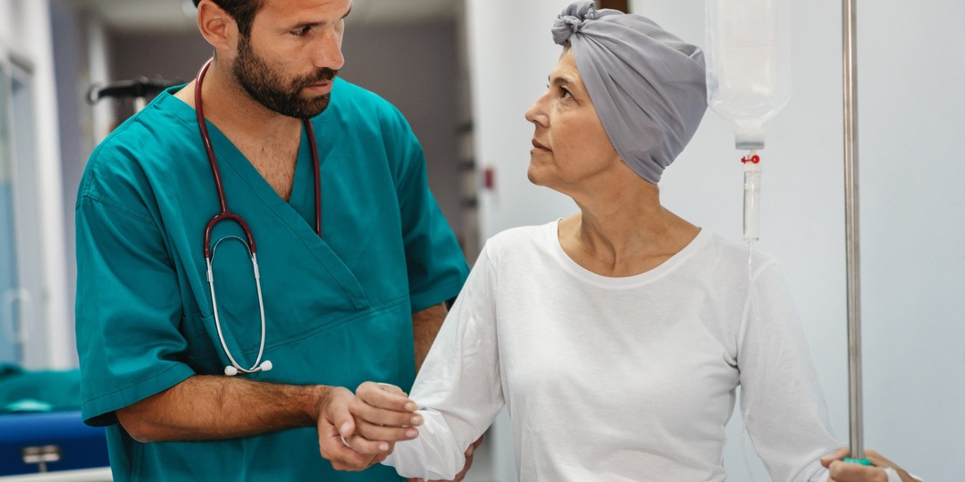 Ученые из Университета Париж-Сакле оценили влияние времени суток на эффективность иммунохимиотерапии у пациентов с запущенным