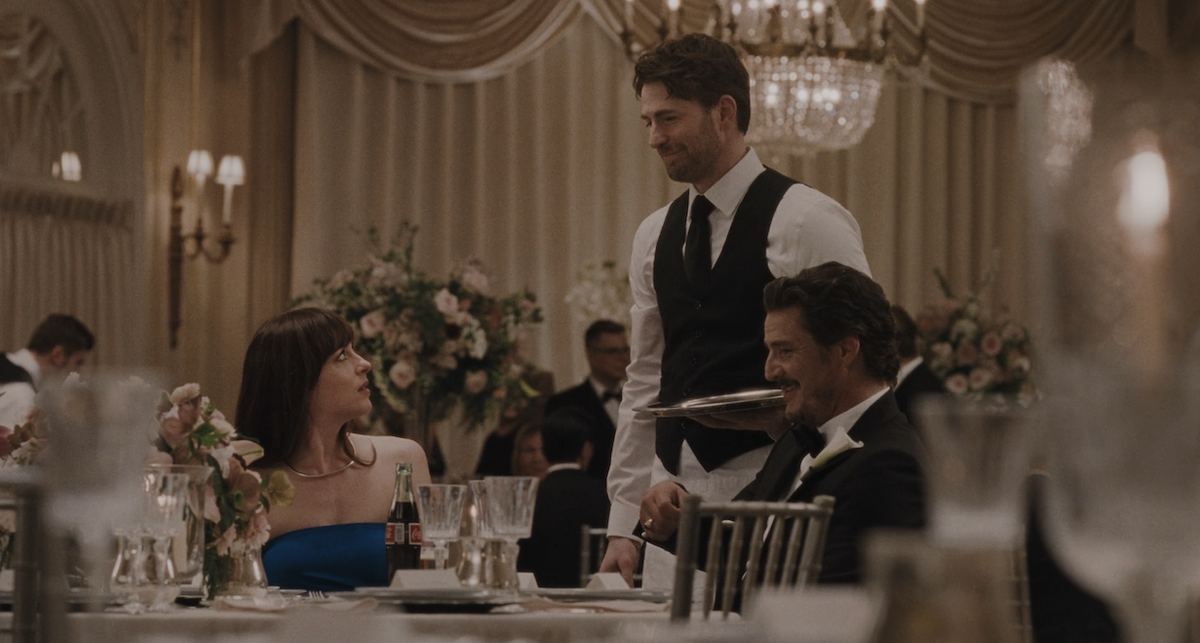 Дакота Джонсон, Крис Эванс и Педро Паскаль в фильме «Материалистка»