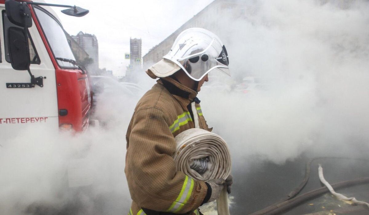     Пожарный расчёт. Источник: spbdnevnik.ru Автор фото: Дмитрий Фуфаев/«Петербургский дневник»