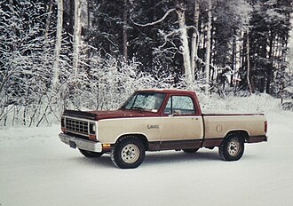 Dodge Ram (первое поколение)Общие данныеПроизводительChrysler Group LLCГоды производства1981—1993Дизайн и конструкцияПлатформаChrysler ADДвигательChrysler Slant-6 225Chrysler LA 239 V6Chrysler LA 239 Magnum V6Chrysler LA 318 V8Chrysler LA 318 Magnum V8Chrysler LA 360 V8Chrysler LA 360 Magnum V8Cummins 6BTТрансмиссияавтоматическая, гидромеханическая 4-ступ.
