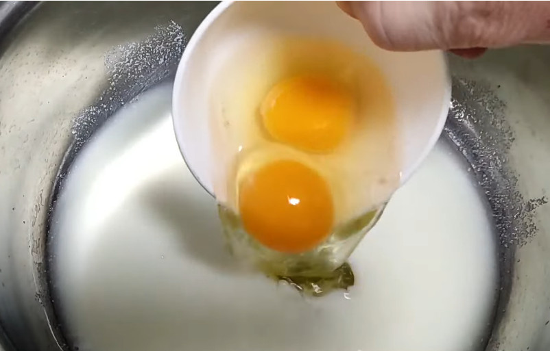 В кефир добавляю 2 яйца