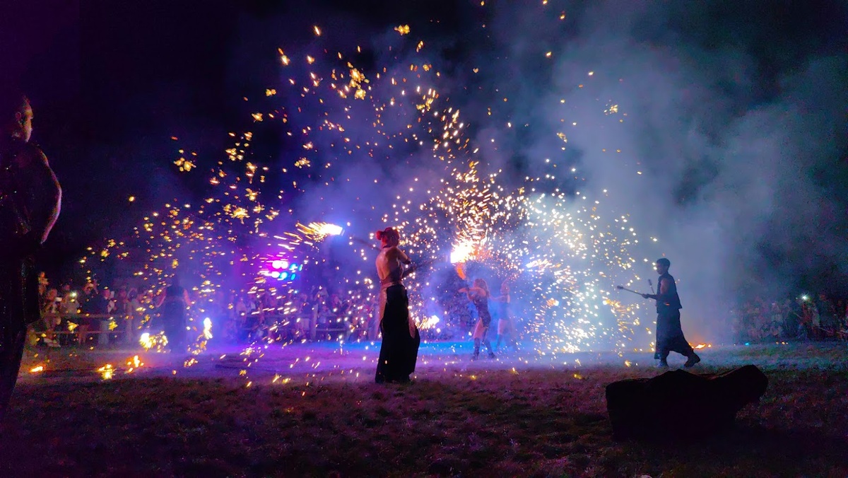 Выступление фаер-команды на огненном шоу. У нечисти шансов не осталось.  