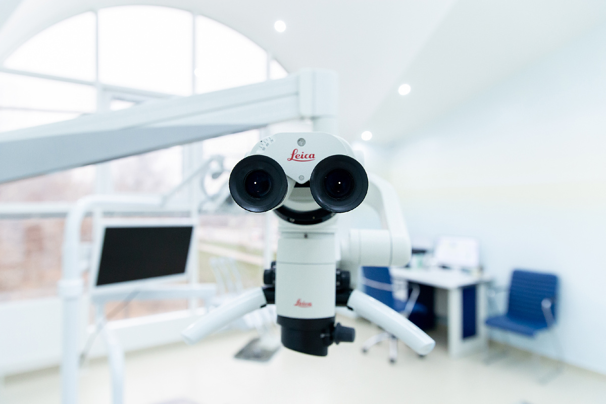 Так выглядит стоматологический микроскоп. 