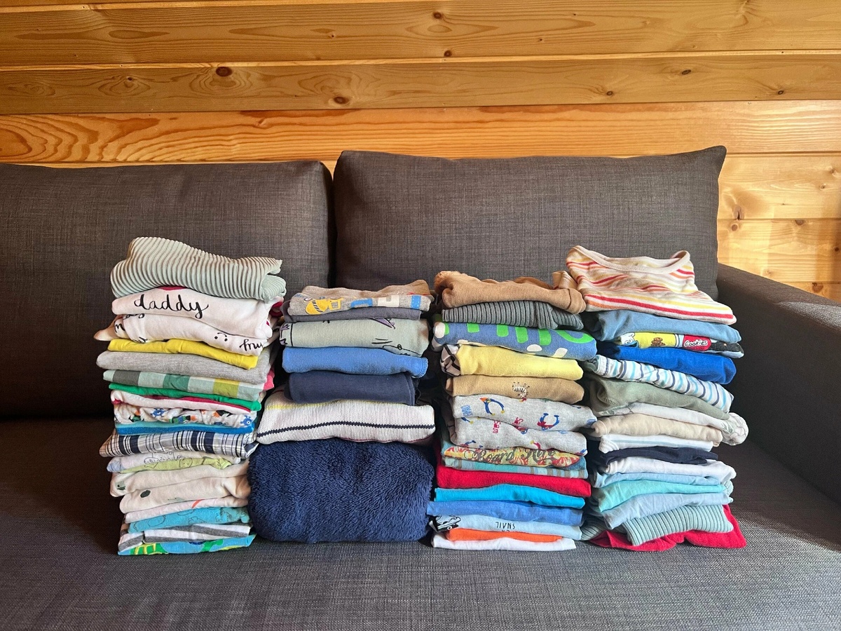 Вот такими бесконечными стопками одежды забивались мои шкафы и антресоли. Многие сын так ни разу и не примерил...