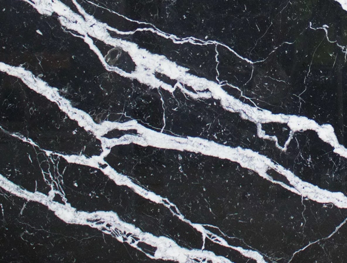 Рис. 1. Прожилки в порде гранита. Картинка взята из открытых источников.