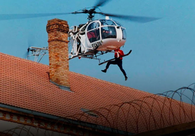 Мишель Вожур взбирается на вертолёт.