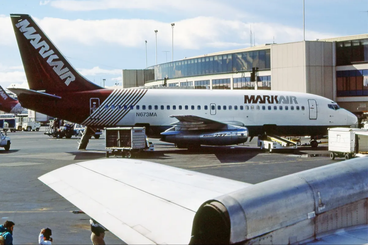 Самолет MarkAir 737 в Анкоридже. (Дэнни Грю)