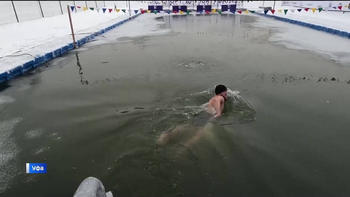    В Уфе на Солдатском озере появился бассейн для любителей зимнего плавания