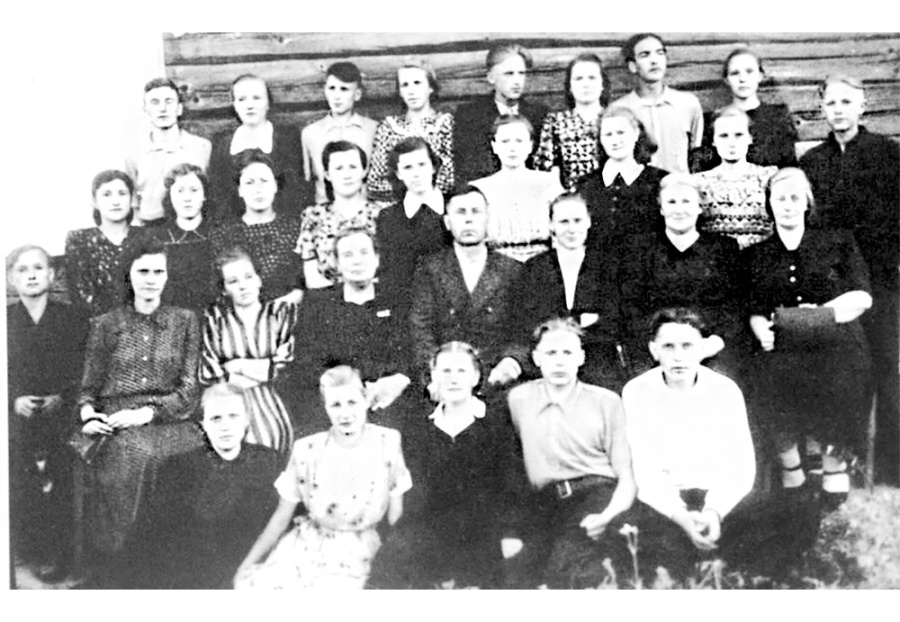     Память сердца: ветеран педагогического труда рассказала про свои школьные годы в Копыле