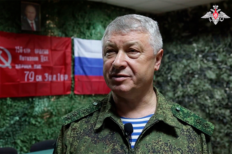    В ходе проведения СВО Владимир Алексеев отметился в публичном поле тем, что пытался урегулировать события июня 2023 года вокруг действий ЧВК «Вагнер» и Евгения Пригожина.   
Фото: стоп-кадр видео Минобороны России