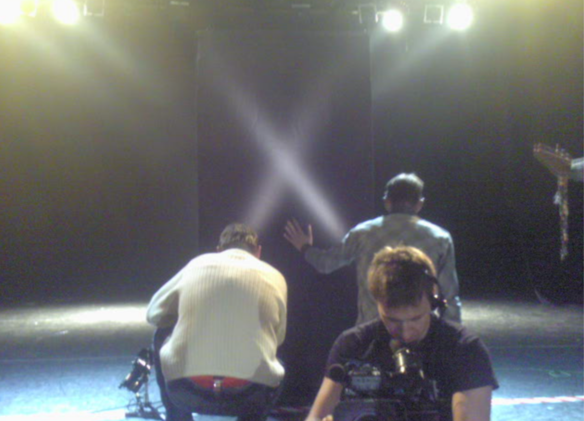 Фото ширмы сделанное мною, я сидел в первом ряду по центру. В эфире показали сей момент с комментом диктора, типа,некоторые использовали технические средства, чтоб увидеть что там за ширмой.А там была птица, которой надоело сидеть и она вылезла из