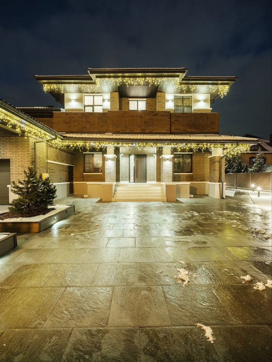 Освещение загородной недвижимости, фасадная декоративная подсветка для дома и территории в Москве и Подмосковье. Звоните!