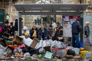 Израильтяне на остановке общественного транспорта