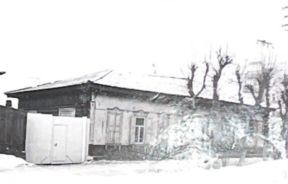 «Дом жилой (?)», кон. XIX – нач. XX вв. (из материалов Каталога объектов, представляющих историко-архитектурную ценность, в составе Аннотированного каталога памятников архитектуры и список объектов, представляющих историко-архитектурную ценность (Центр сохранения историко-культурного наследия, Иркутск, 1993 г.)