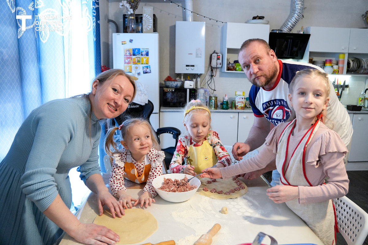Лепка пельменей – одна из самых вкусных традиций тюменской семьи Седых
Фото Екатерины ХРИСТОЗОВОЙ