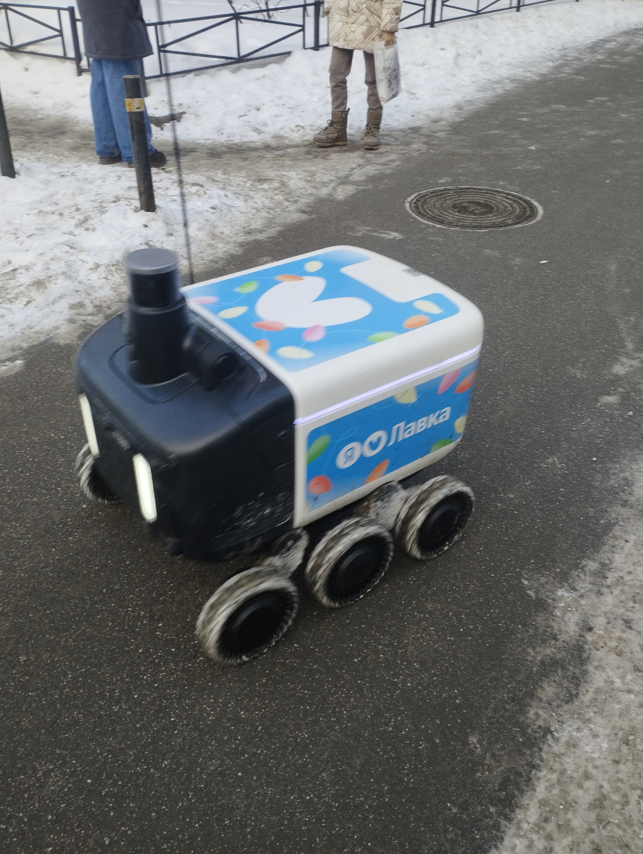 Едет по делам и даже спешит, пронесся мимо