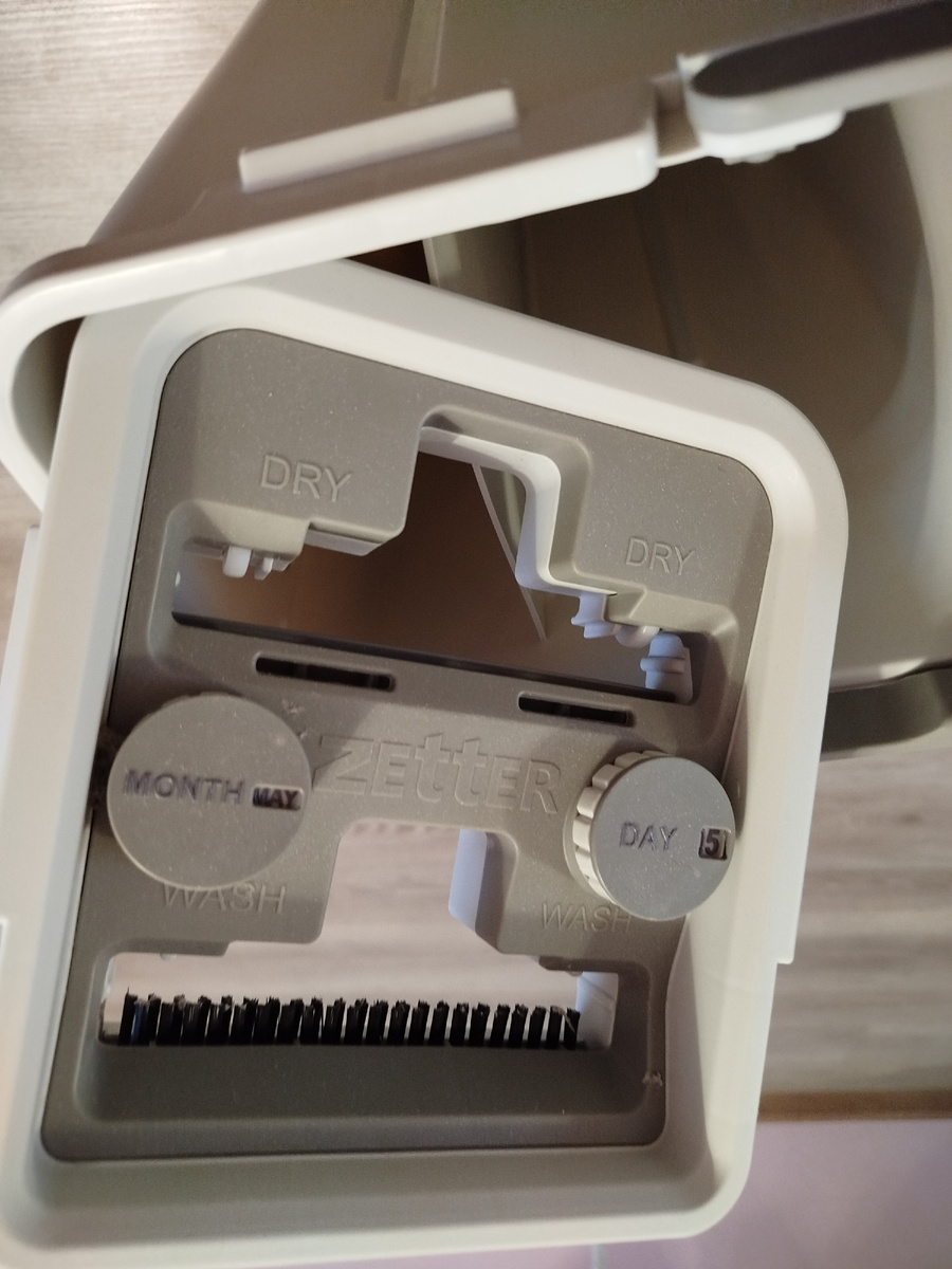 Запатентованная щетка для очистки швабры