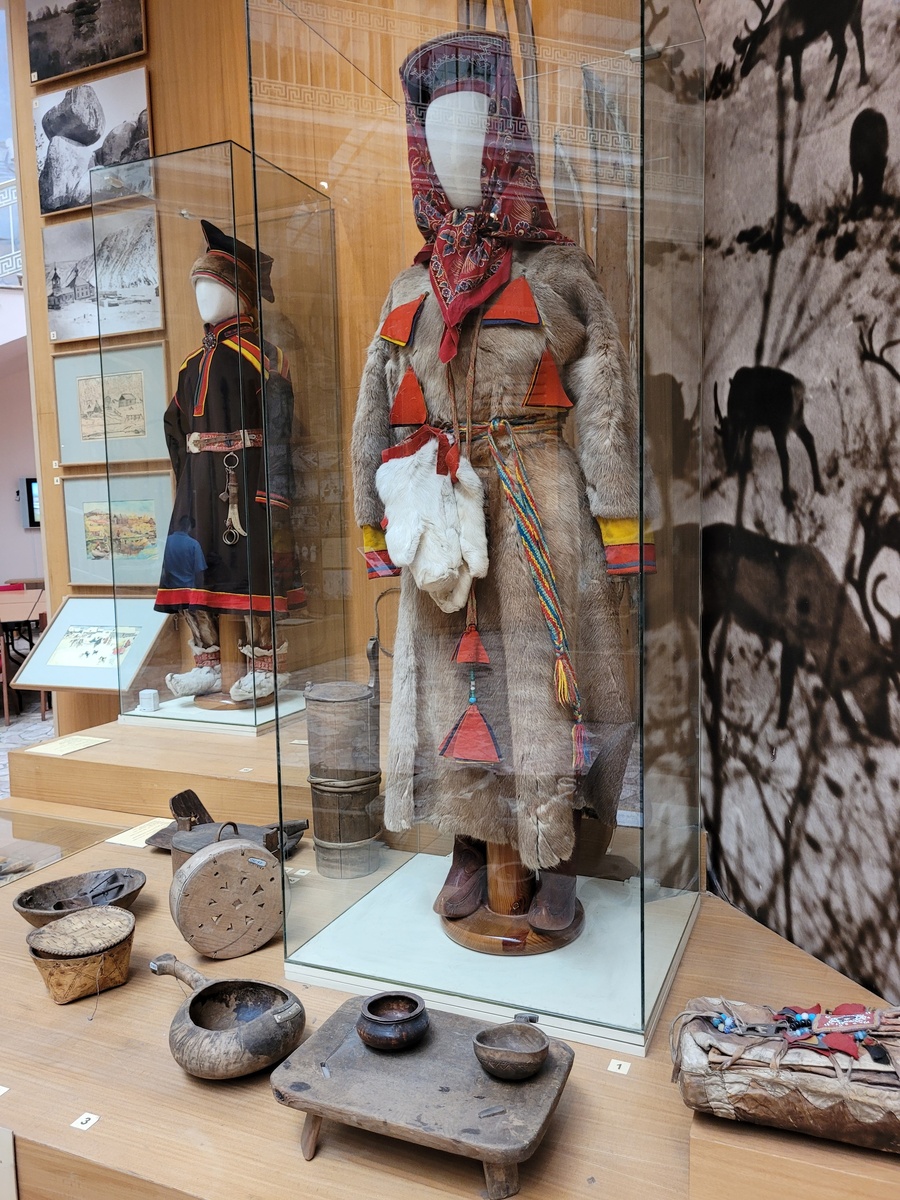 Экспонаты Российского этнографического музея и иллюстрация, сгенерированная нейросетью