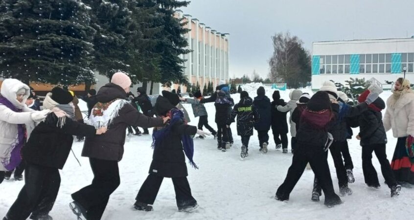    «Проказы Снеговика»: в Парохонске милиция и работники культуры организовали праздник для школьников