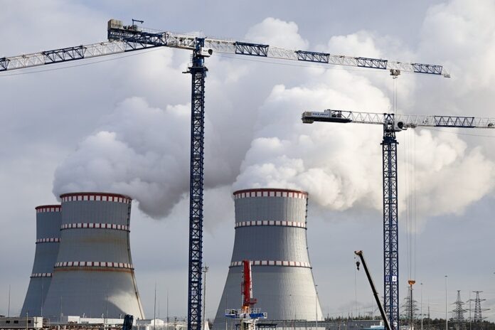    Мощная энергетическая установка "Левиафан" в Усолье-Сибирском, обеспечивающая 690 МВт электроэнергии, предотвратила цифровой блэкаут в Сибири, вызывая при этом обеспокоенность экологов.